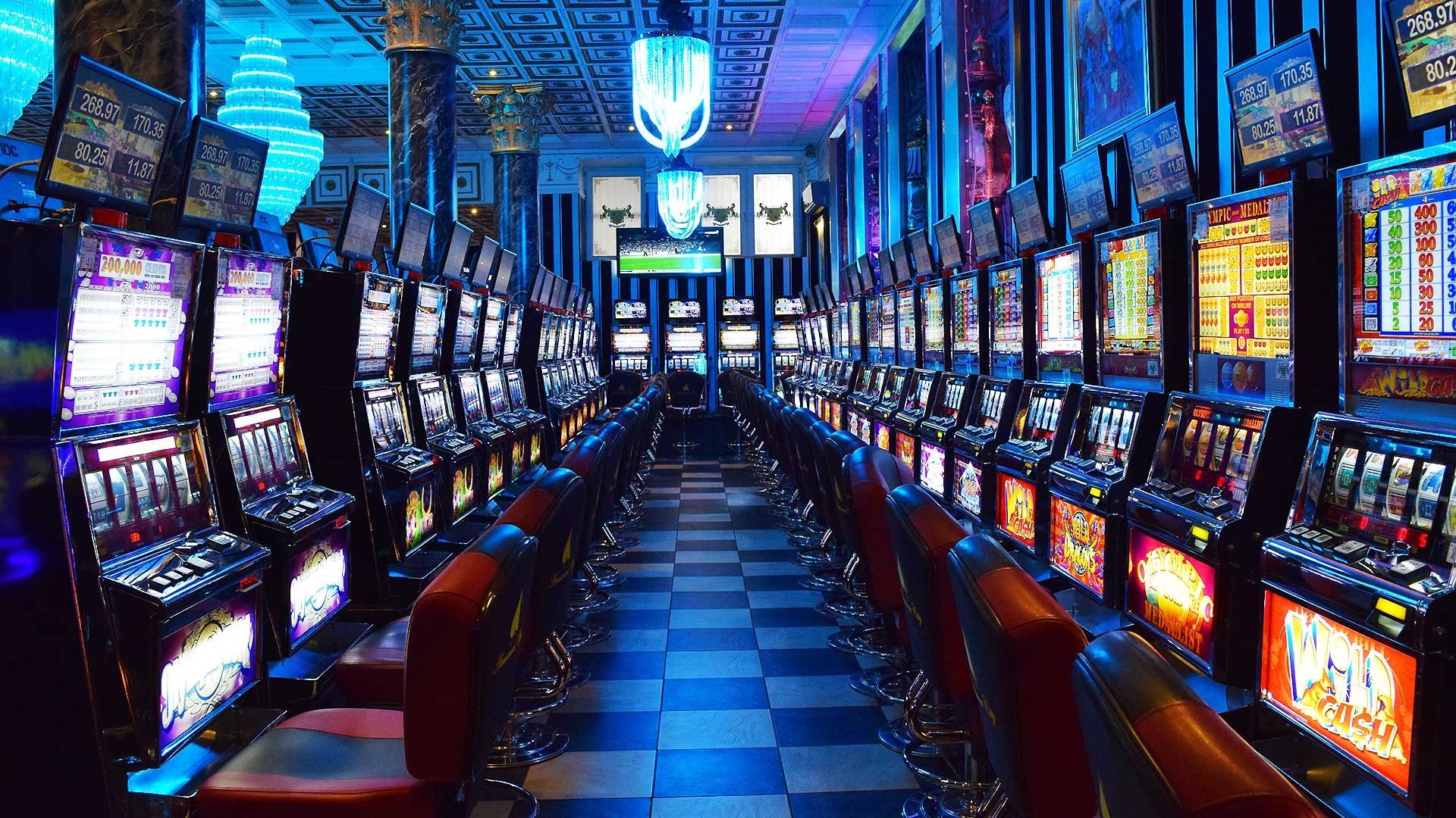 Slot Makinelerinde Kazanma Sanatı: Stratejiler ve Riskler
